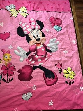 Disney Minnie Mouse Happy Hearts Reversible Crib Comforter Vibrant Pink 40x52